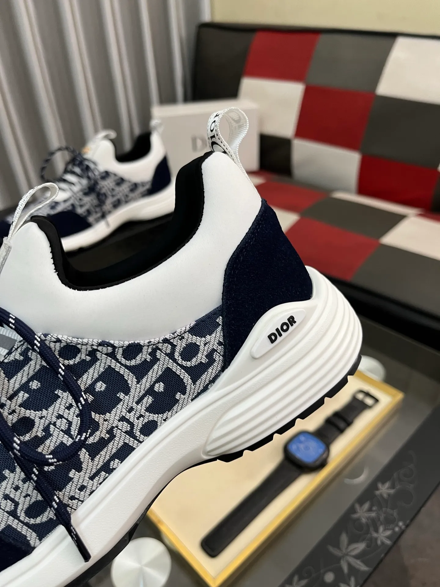Men's Men's Shoes💰440⌚️⌚️ Dior's casual and sporty style combines the elements of dad's bag-soled shoes. It has successfully broken through the dad shoe style that has been on the streets in recent years and has become a beautiful landscape in luxury goods. The fabric is high mercerized with breathable mesh. The mesh on both sides of the shoe is made of three layers of composite technology. The bottom process uses package molding fabrics: imported high mercerized 🐂 cowhide stitching with original customized D-shaped mesh code number: 38-444️⃣ Colors available
